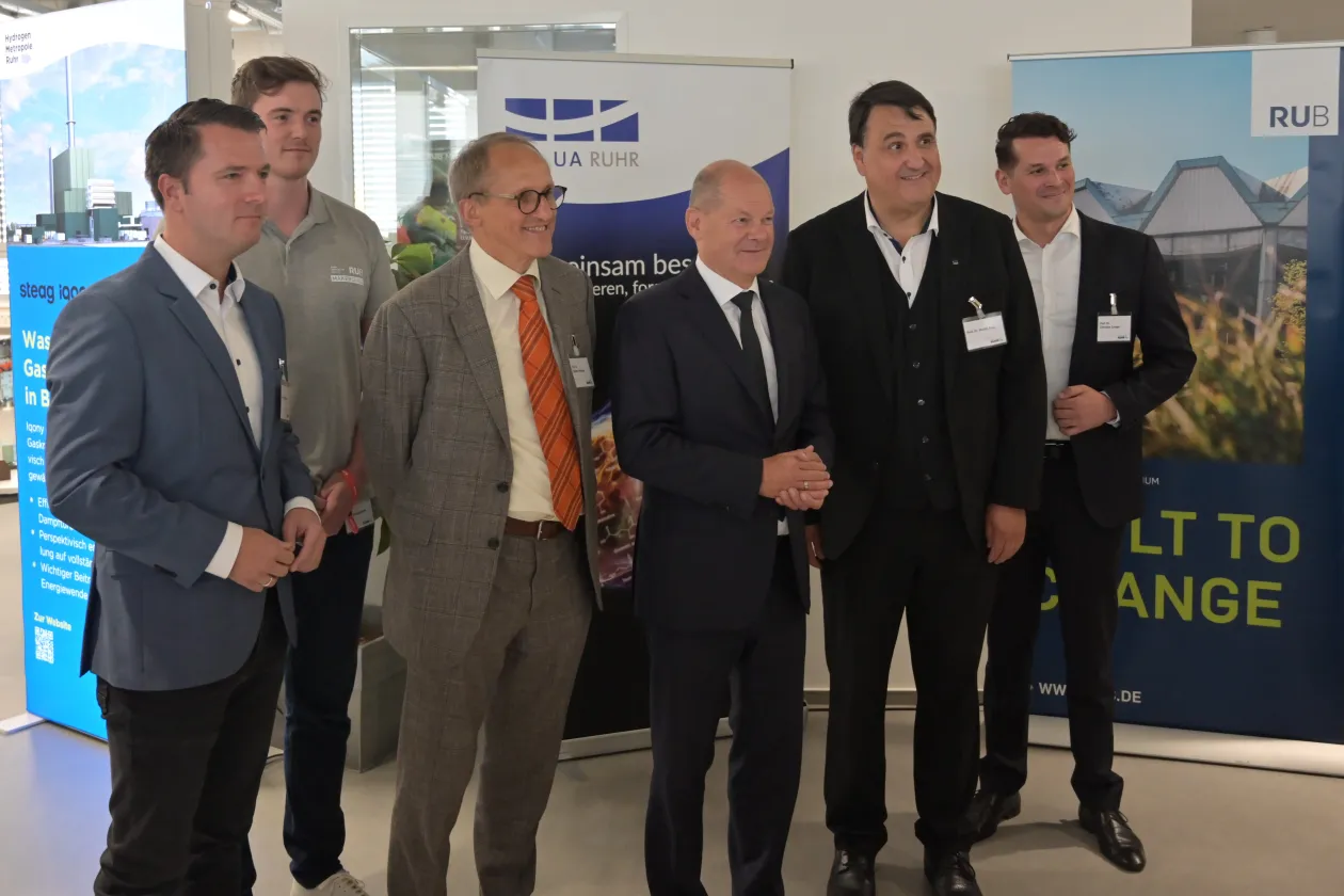 Gruppenbild mit Bundeskanzler Scholz