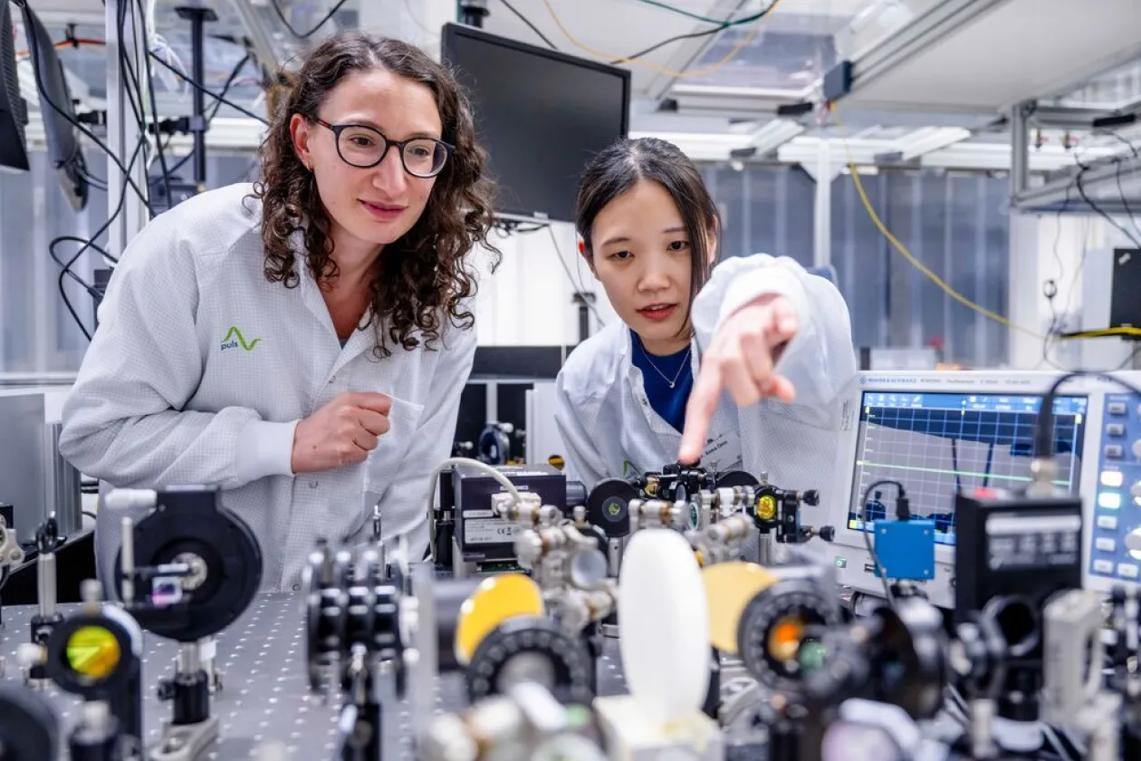 Zwei Forscherinnen im Labor