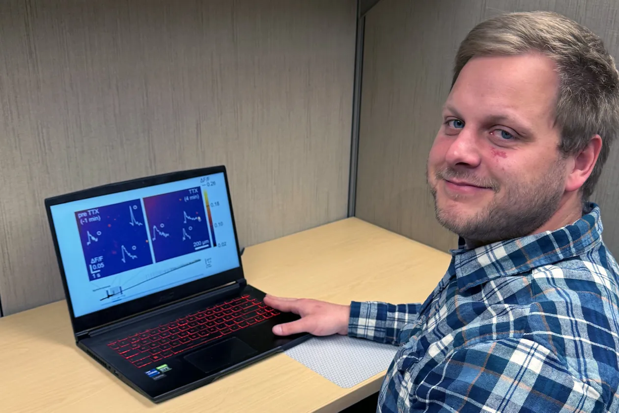 Tim Zierbarth sittz vo reinem Laptop mit Forschungsergebnissen