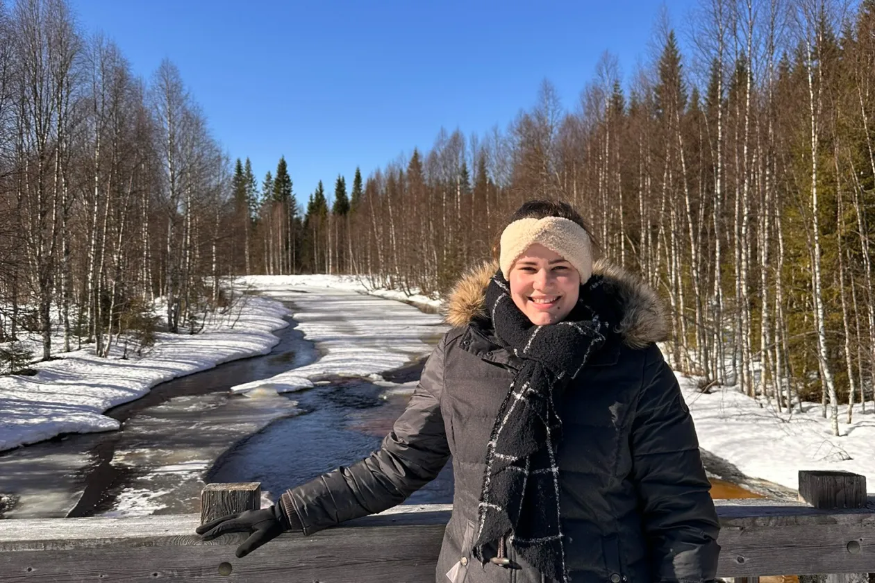 Studentin Alina Grünwald vor winterlicher Kulisse