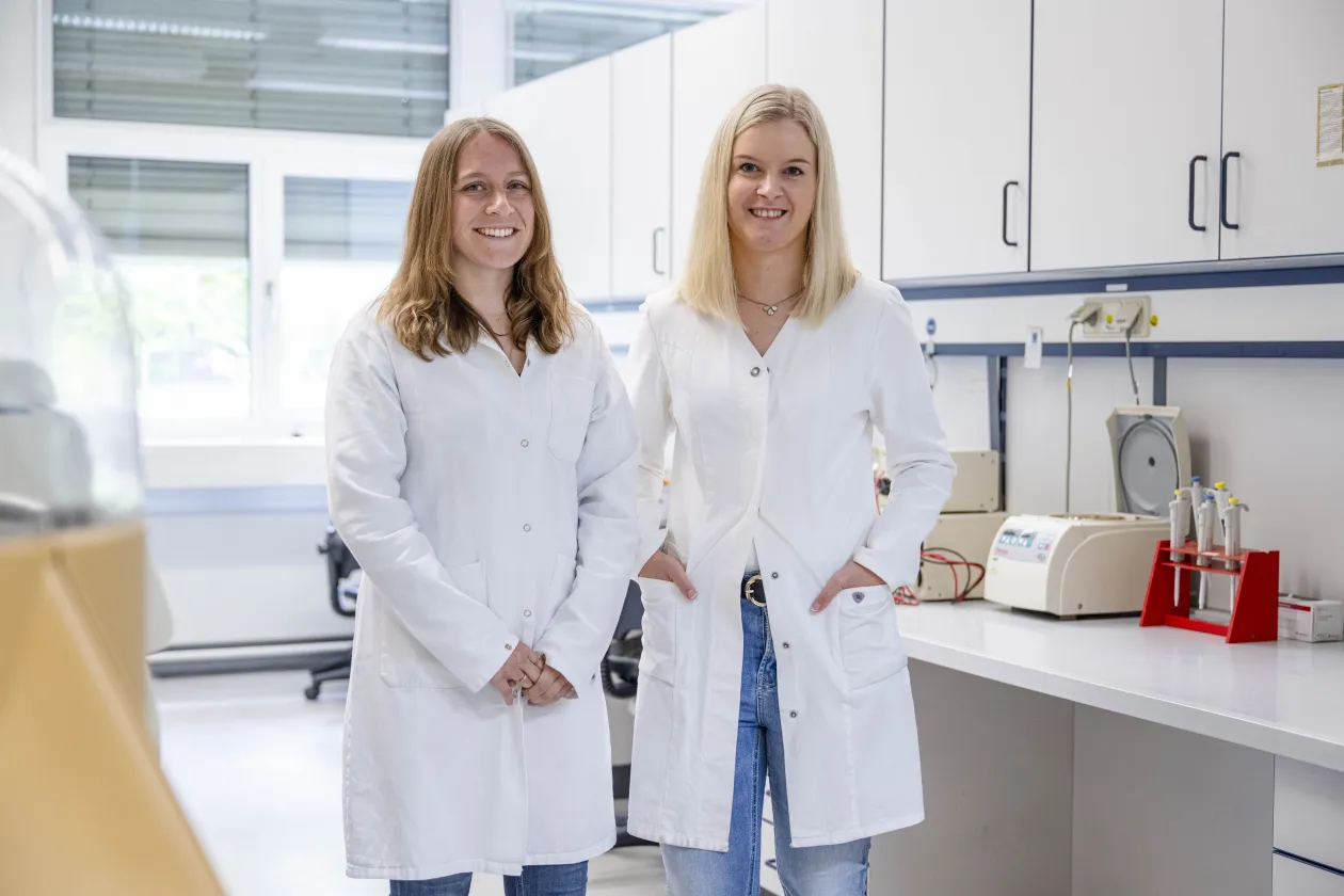 Dr. Sophie Möller und Dr. Lisa-Marie Höfken (rechts) arbeiten im Nationalen Referenzzentrum für gramnegative Krankenhauserreger.