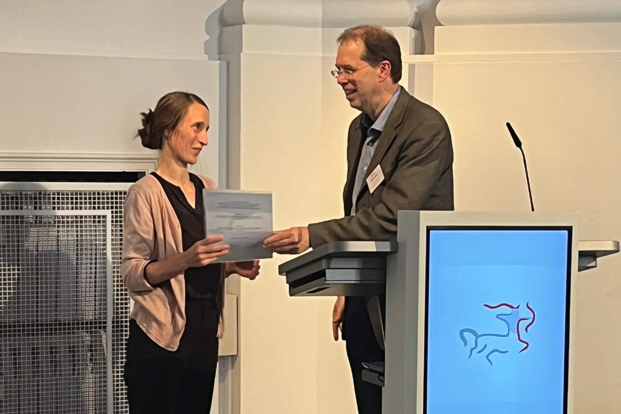 Sarah Potthoff nimmt den Preis entgegen