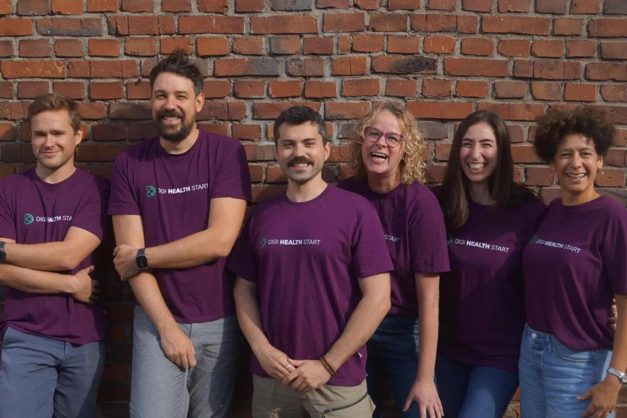 Teamfoto in lila Shirts