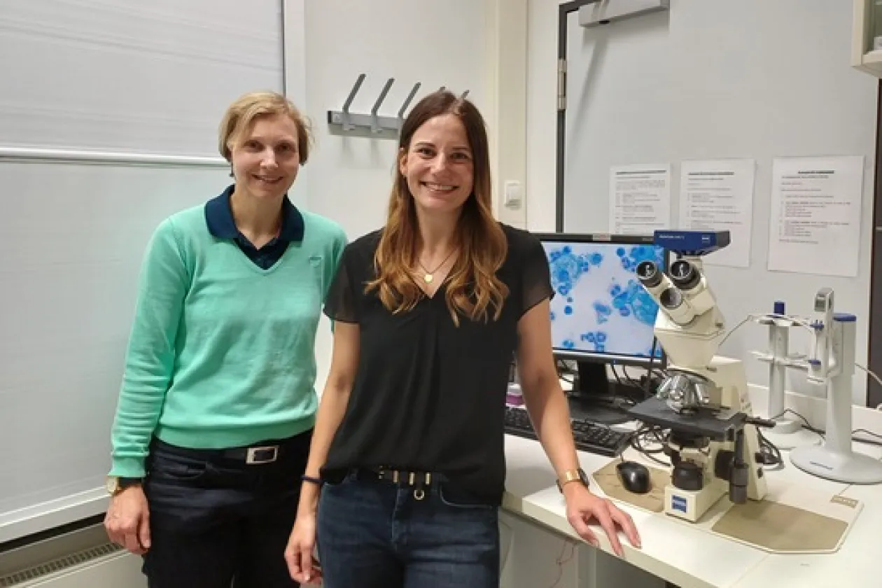   Daniela Wenzel (links) und Doktorandin Jennifer Dietrich im Labor 