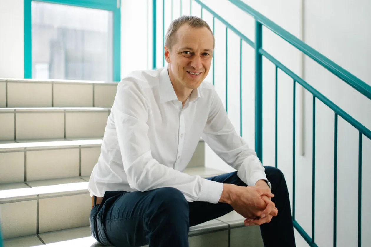 Porträt Peter Salden, sitzt cool auf Treppe