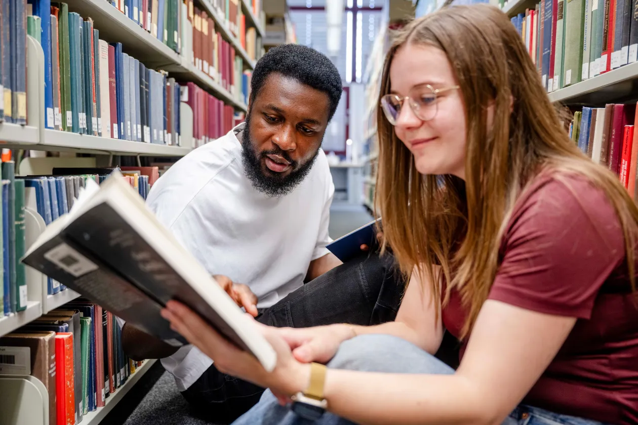 Zwei Studis in der Bibliotek