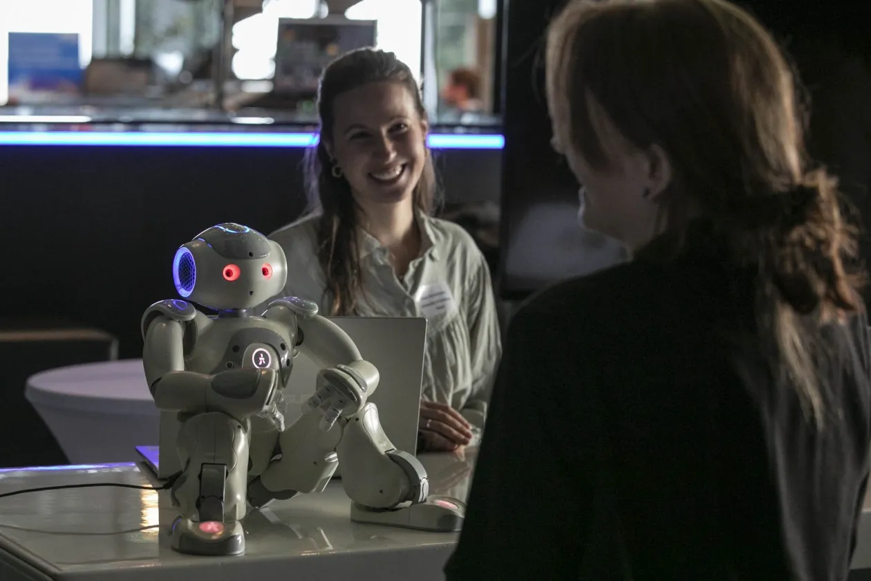 2 Frauen und ein kleiner Roboter