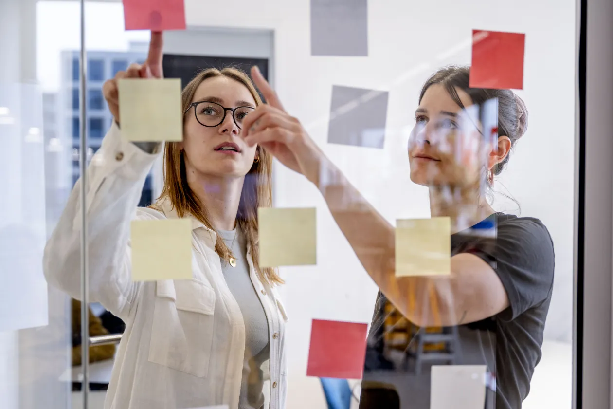 Zwei Frauen hinter Plexiglas