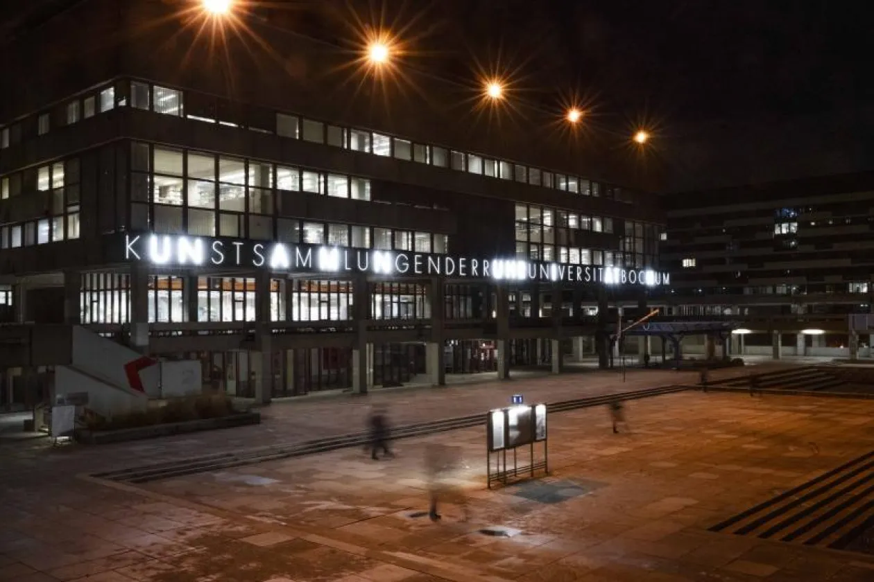 Kunstammlungen der RUB mit Leuchtschrift