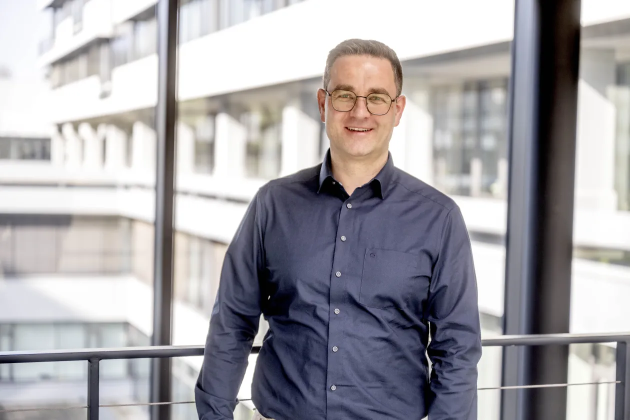 Porträt von Jens Pöppelbuß, er leitet den Bochumer Lehrstuhl für Industrial Sales and Service Engineering. 