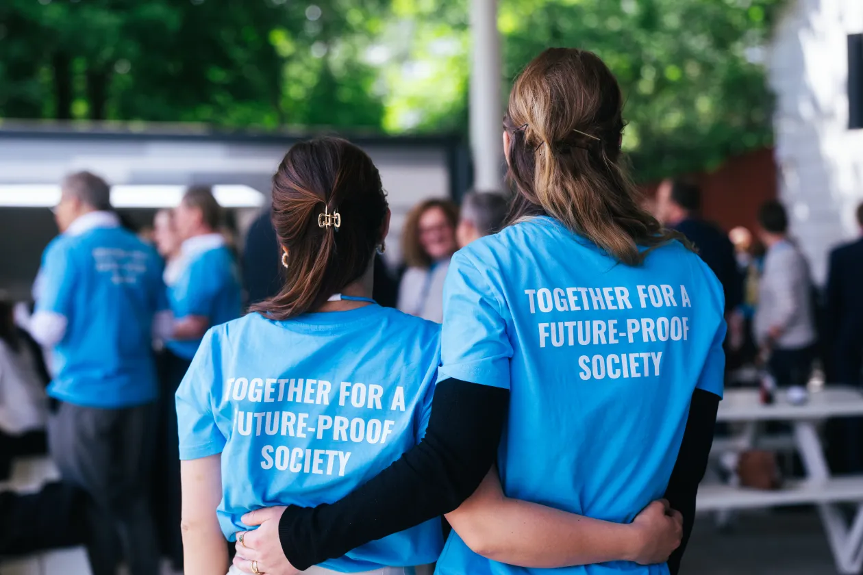 Mehrere Personen in hellblauen T-Shirts