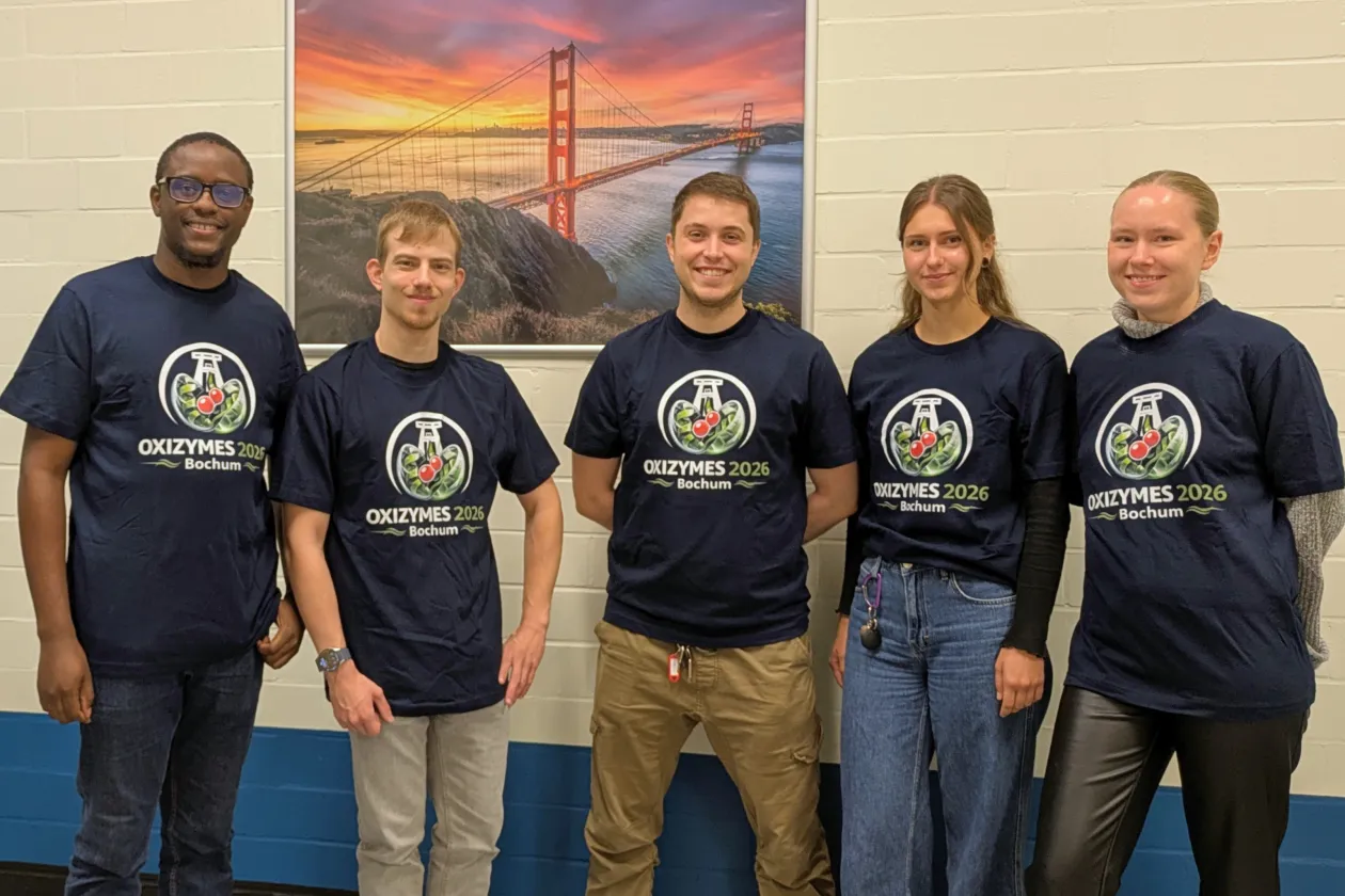 Fünf junge Leute in Tagungs-T-Shirts