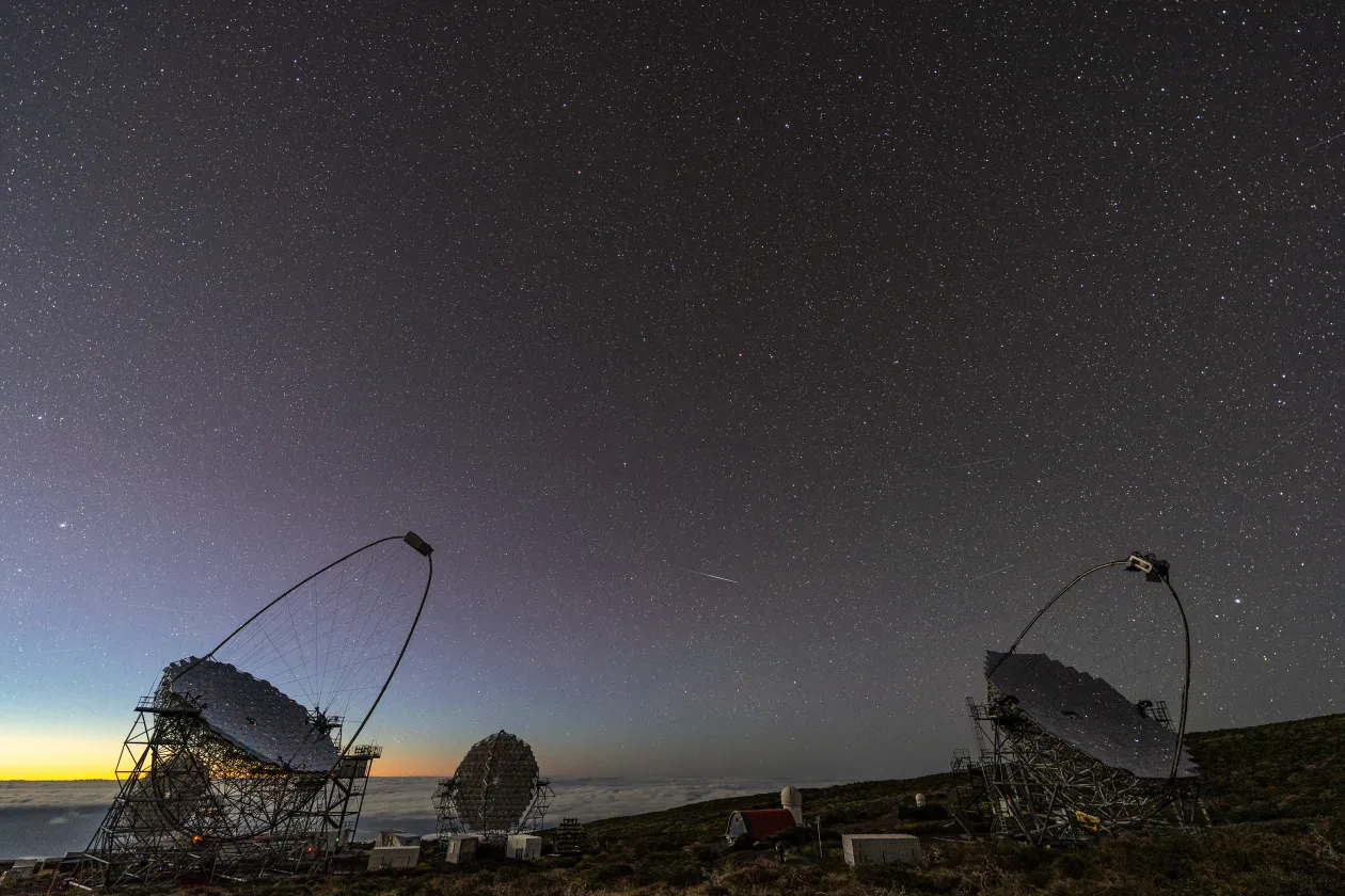 Teleskope vor dem abendlichen Himmel