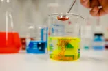 Chemie: Glas mit bunter Flüssigkeit