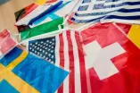 Plastikflagen aus Schweden, USA und der Schweiz. 