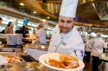 Koch serviert Essen