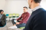 Drei Studierende sitzen