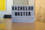 Schild, auf dem Bachelor/Master steht