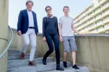 Drei Menschen gehen Treppe hinunter