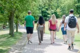 Junge Menschen auf dem Campus