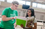 Ein Student und eine Studentin im Gespräch