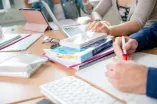 Schreibtisch mit Arbeitsunterlagen