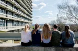 fünf junge Leute von hinten