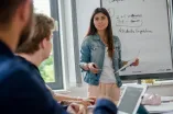 Junge Frau vor Flipchart