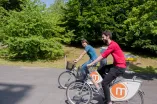 Zwei Radfahrer auf dem Campus der RUB