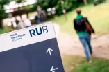 Studentin marschiert über den RUB-Campus