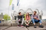 Studierende auf dem Campus vor dem Audimax