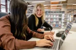 Studentinnen sitzen nebeneinander