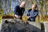 Peter Mark und David Sanio begutachten ein Betonteil