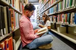 Student und Studentin in der Bibliothek