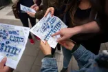 Foto: Mit ausgedruckten Lageplänen auf dem Campus der RUB orientieren.