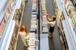Blick von oben in die Bibliothek