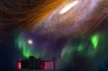 Forschungsstation im Eis mit Polarlichtern und Galaxie darüber