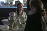 2 Frauen und ein kleiner Roboter