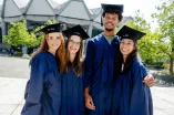 Foto: Menschen mit einem Abschluss von der Ruhr-Universität Bochum.
