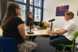 Drei Menschen nehmen Podcast auf