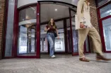 Zwei Menschen verlassen die Unibibliothek
