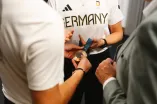 Hände halten eine olympische Medaille