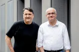 Zwei Männer, einer im weißen, einer im schwarzen Hemd