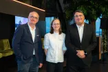 Gruppenbild, zwei Männer und in der Mitte eine Frau