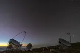 Teleskope vor dem abendlichen Himmel