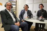 Drei Männer mit Kopfhörern