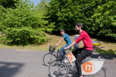 Zwei Radfahrer auf dem Campus der RUB