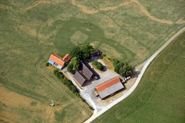Luftaufnahme eines Gehöftes