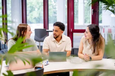 Gruppenbild mit drei Menschen