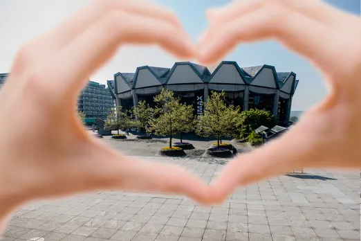 Hände bilden ein Herz ums Audimax